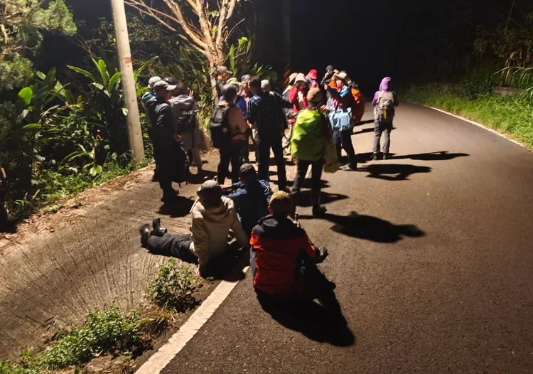 登山客受困复兴山区。大溪警分局提供