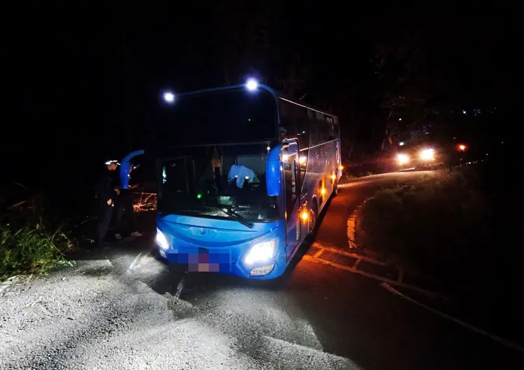 遊覽車拋錨。大溪警分局提供