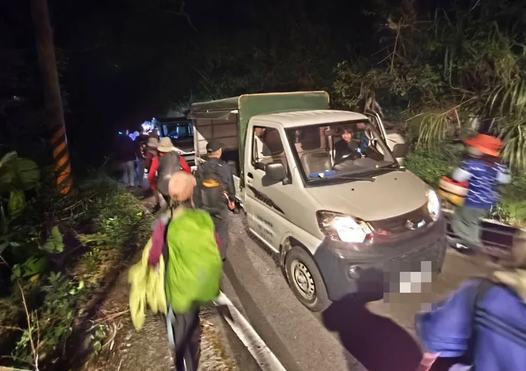 分批載送登山客至派出所休息。大溪警分局提供