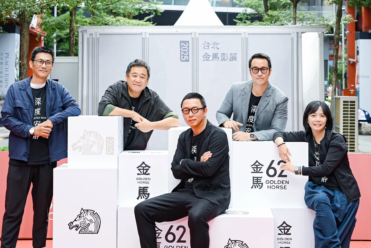 陈大璞（左起）、瞿友宁、沈可尚、张孝全、蔡珮玲一同登上金马星光舞台。金马执委会提供