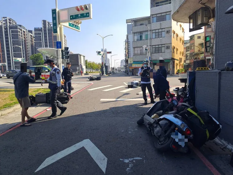 陳男駕駛自小客車沿鐵道街由西向東行駛，繼續直行，當場撞倒停等紅燈5輛機車。翻攝畫面