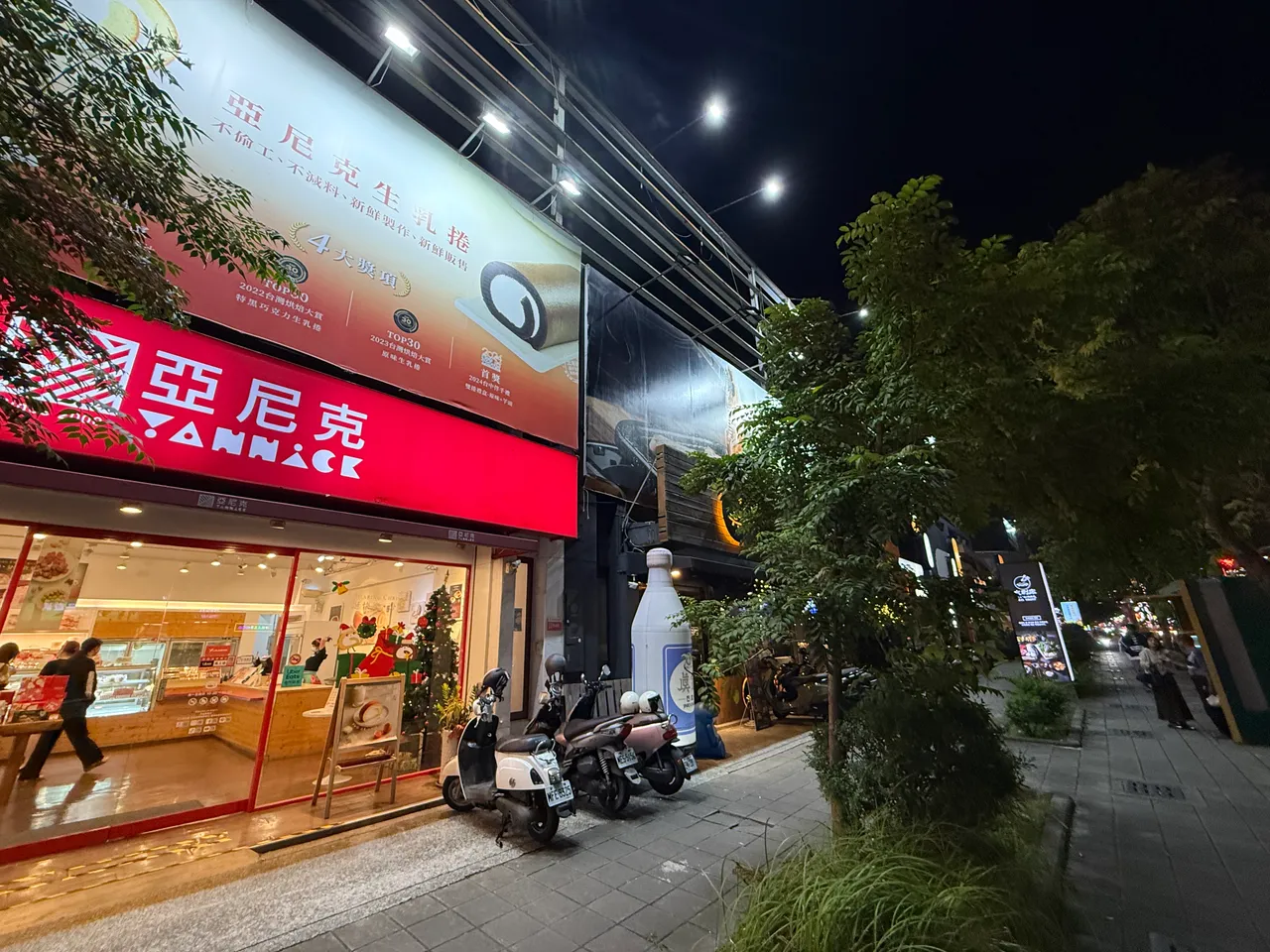 「聚」、「水刺床」、「亚尼克」3家店面被收购，租约未来到期是否续租，成为市场关注焦点。叶家铭摄