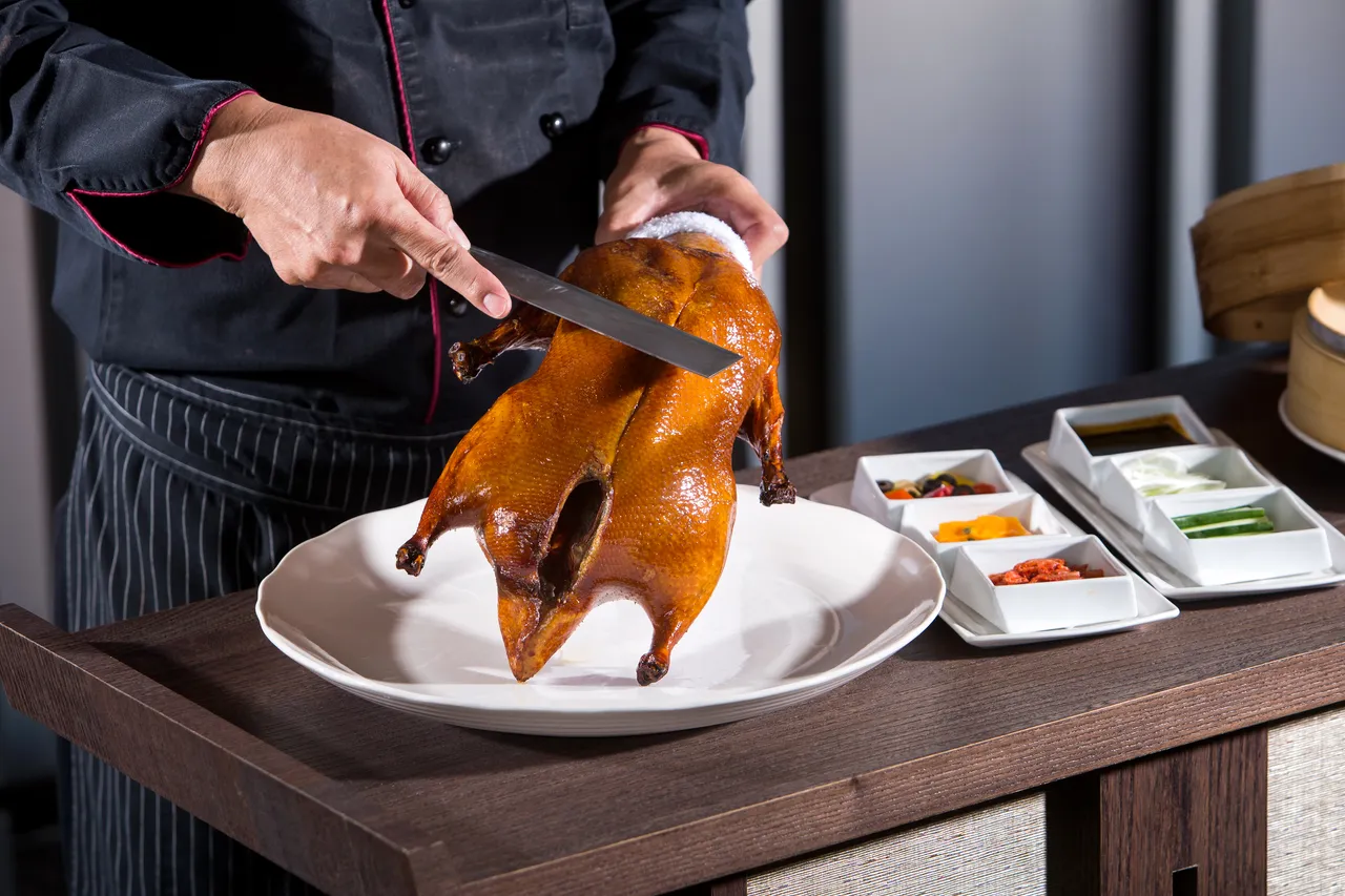 台中福華大飯店江南村經典金陵片皮鴨,遵循江浙古法製成,為江南村的招牌人氣料理之一,2張連鎖餐券即享金陵片皮鴨,一鴨三吃。台北福華大飯店提供