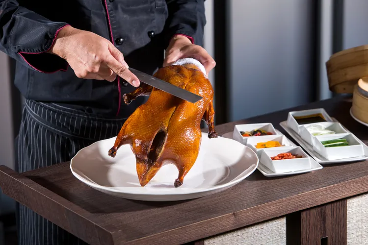 台中福華大飯店江南村經典金陵片皮鴨，遵循江浙古法製成，為江南村的招牌人氣料理之一，2張連鎖餐券即享金陵片皮鴨，一鴨三吃。台北福華大飯店提供