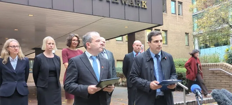 英国史上金额最大洗钱案刑事审判11日在伦敦落幕，伦敦都会区警察局经济暨网路犯罪部门主任莱恩（右）及英国皇家检察署单位首席检察官柯维尔（左）在法院外强调，犯罪终会被制裁，不法所得在英国不会安全。 中央社