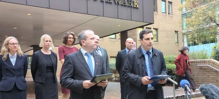 英國史上金額最大洗錢案刑事審判11日在倫敦落幕，倫敦都會區警察局經濟暨網路犯罪部門主任萊恩（右）及英國皇家檢察署單位首席檢察官柯維爾（左）在法院外強調，犯罪終會被制裁，不法所得在英國不會安全。 中央社