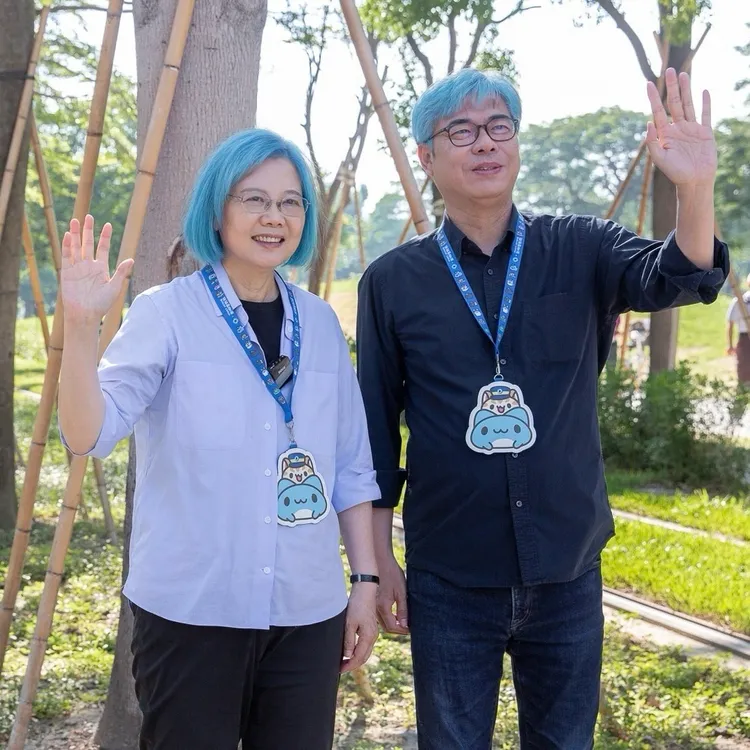 周子瑜首次來台獻唱，蔡英文與陳其邁發聲力挺。翻攝蔡英文Threads