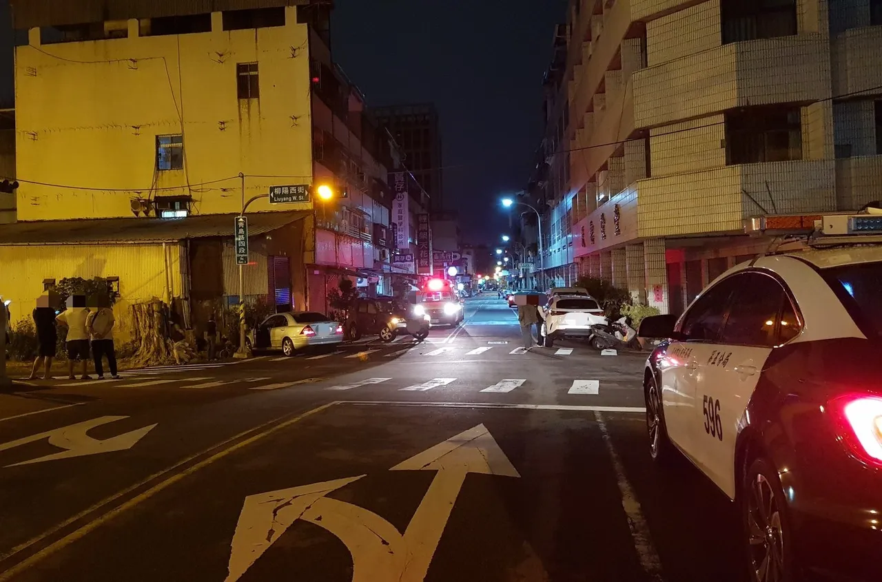 當下路口分別閃黃燈、紅燈，兩名駕駛疑似未減速停讓釀禍。翻攝照片