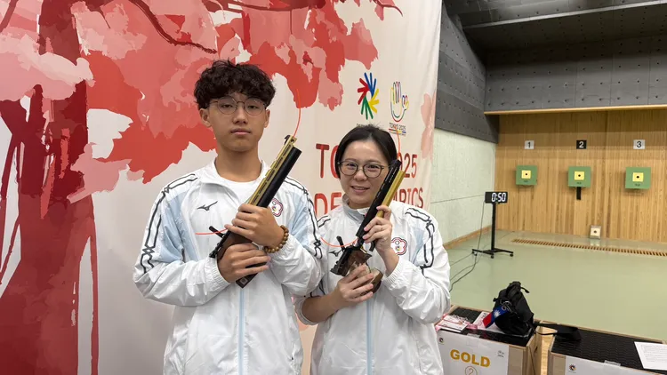 許明睿（左）及高雅茹（右）搭檔發揮穩定實力，為我國斬獲10公尺空氣手槍混合團體項目銀牌。體育部提供