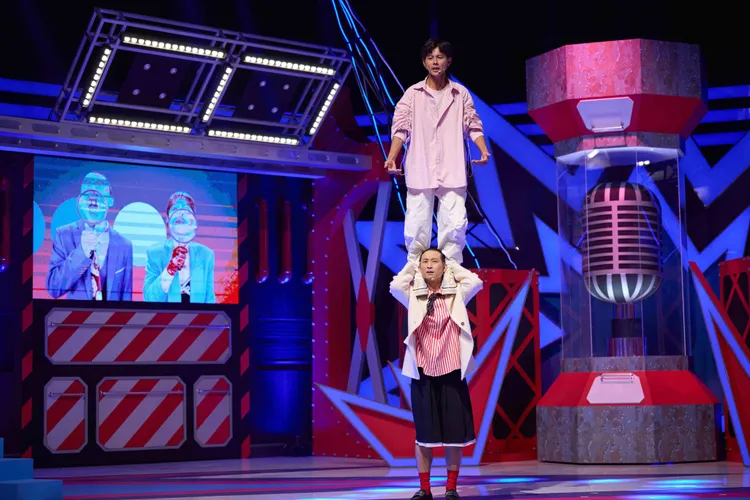 浩子（下）與阿翔疊羅漢，驚豔全場，公視台語台提供