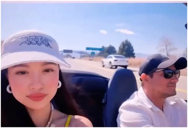 中国多媒体艺术家周依（左）分享与杰瑞米雷纳私下出游的照片，证明两人曾交往。翻摄IG