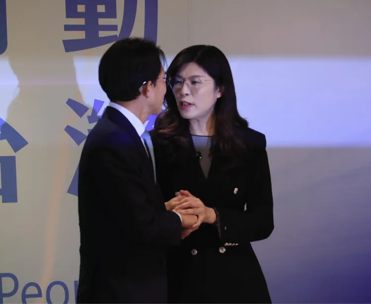 國眾兩黨「以行動顧台灣 主席高峰會談」 民眾黨主席黃國昌(左)、國民黨主席鄭麗文。李俊毅攝