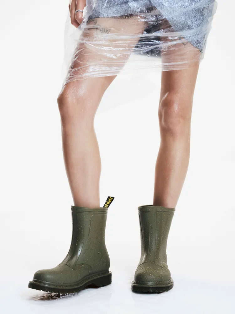 Dr. Martens雨靴系列在品牌獨有的街頭叛逆風格中加入防水機能。品牌提供