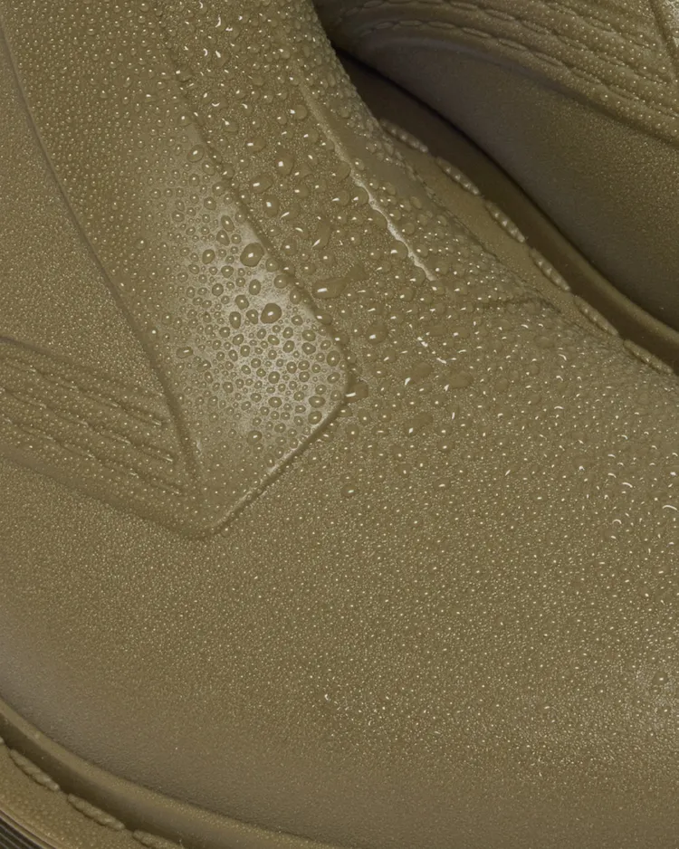 靴身採用熱封防水PVC材質製成，表面特別處理成霧面皮革紋理。品牌提供