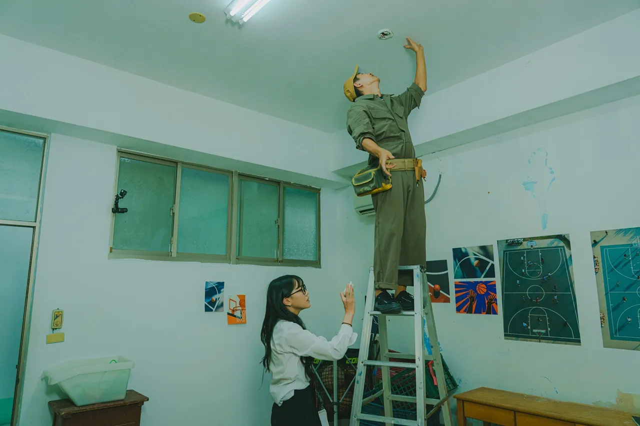 邱凯伟（右）扮水电工，爬梯、拆卸样样来。小公视提供