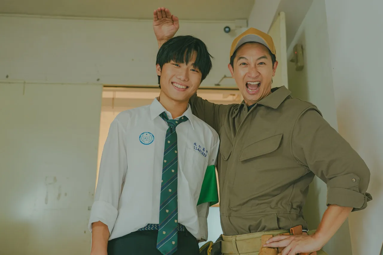 邱凯伟（右）与《我的婆婆怎么那么可爱》中的「儿子」张恩玮再度同框。小公视提供