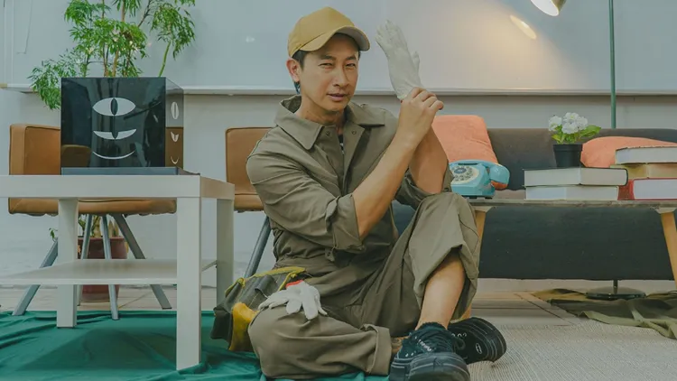 邱凯伟化身水电工，协助侦探团队破案。小公视提供