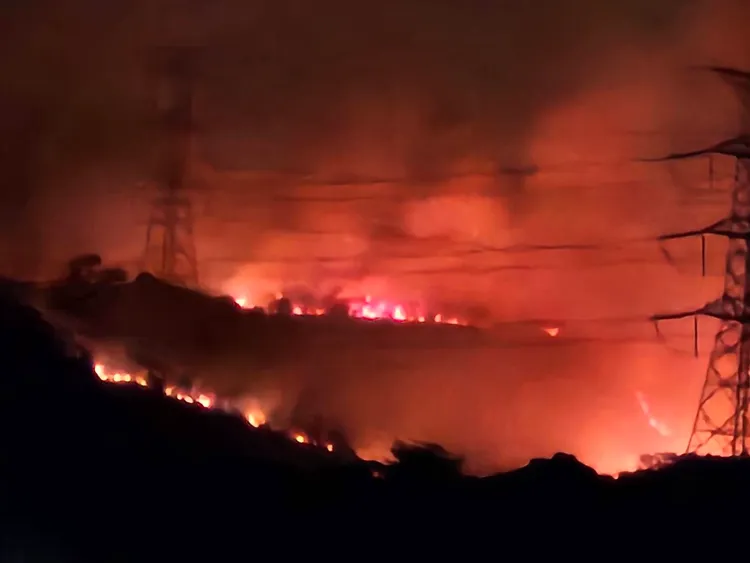 台中市龍井區國道三號旁的山坡發生火燒山，整片山頭滿是火煙。翻攝顏寬恒臉書