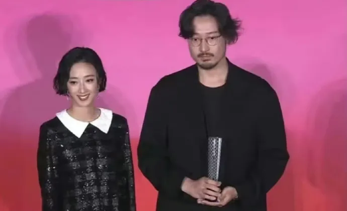 评审桂纶镁（左）颁发影帝给王传君。翻摄东京影展YT