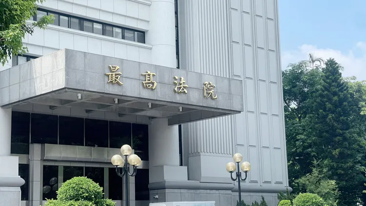 柔道前国手骑车经涵洞因淤泥打滑摔车遭经过轿车辗压致重伤，获法院判准国赔161万余元确定。最高法院外观