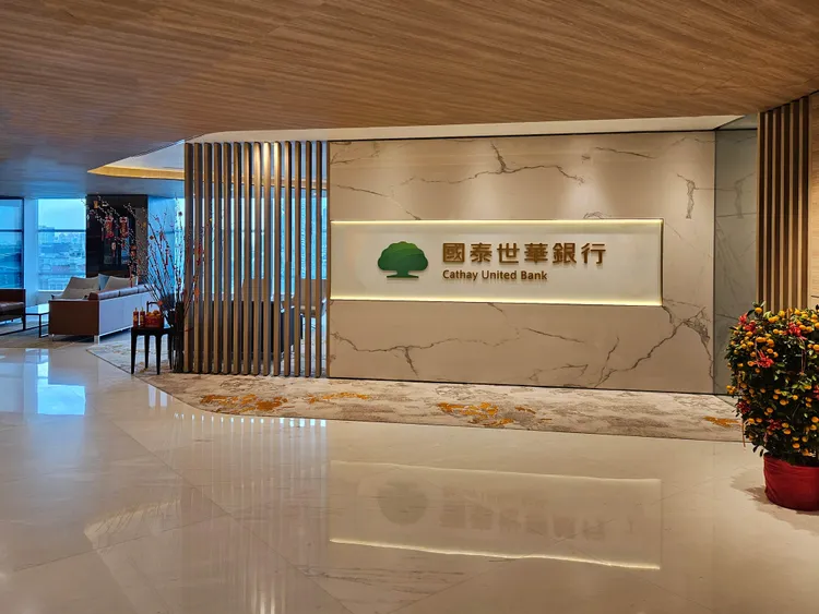 看准新加坡企业金融市场的开发潜力，国泰世华银行新加坡分行今年11月首度于新加坡推出企业债券服务，成为首家提供此项服务的台资银行，开创业界先例。国泰世华银行提供