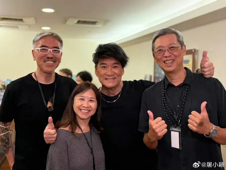 屠颖(左一)今传出不幸离世的消息。翻摄屠颖微博