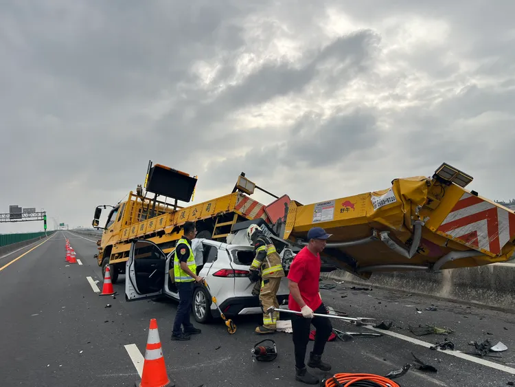 張男休旅車鑽進工程車底，張男命危送醫。翻攝畫面