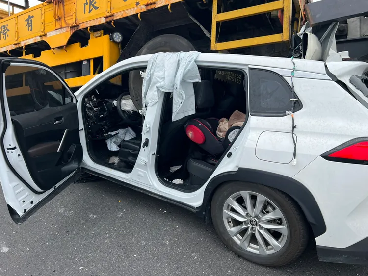 張男休旅車鑽進工程車底，張男命危送醫。翻攝畫面