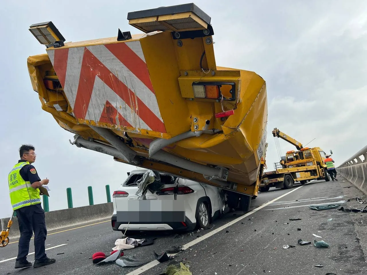 台61线严重车祸！休旅车「插进」工程车底　肇事男命危