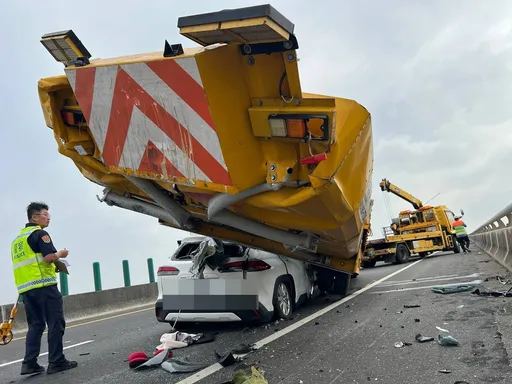 台61休旅車追撞工程車　「整輛卡車底」！駕駛命危