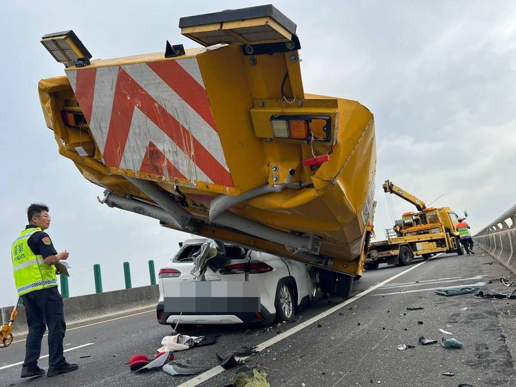 台61線嚴重車禍!休旅車「插進」工程車底 肇事男命危