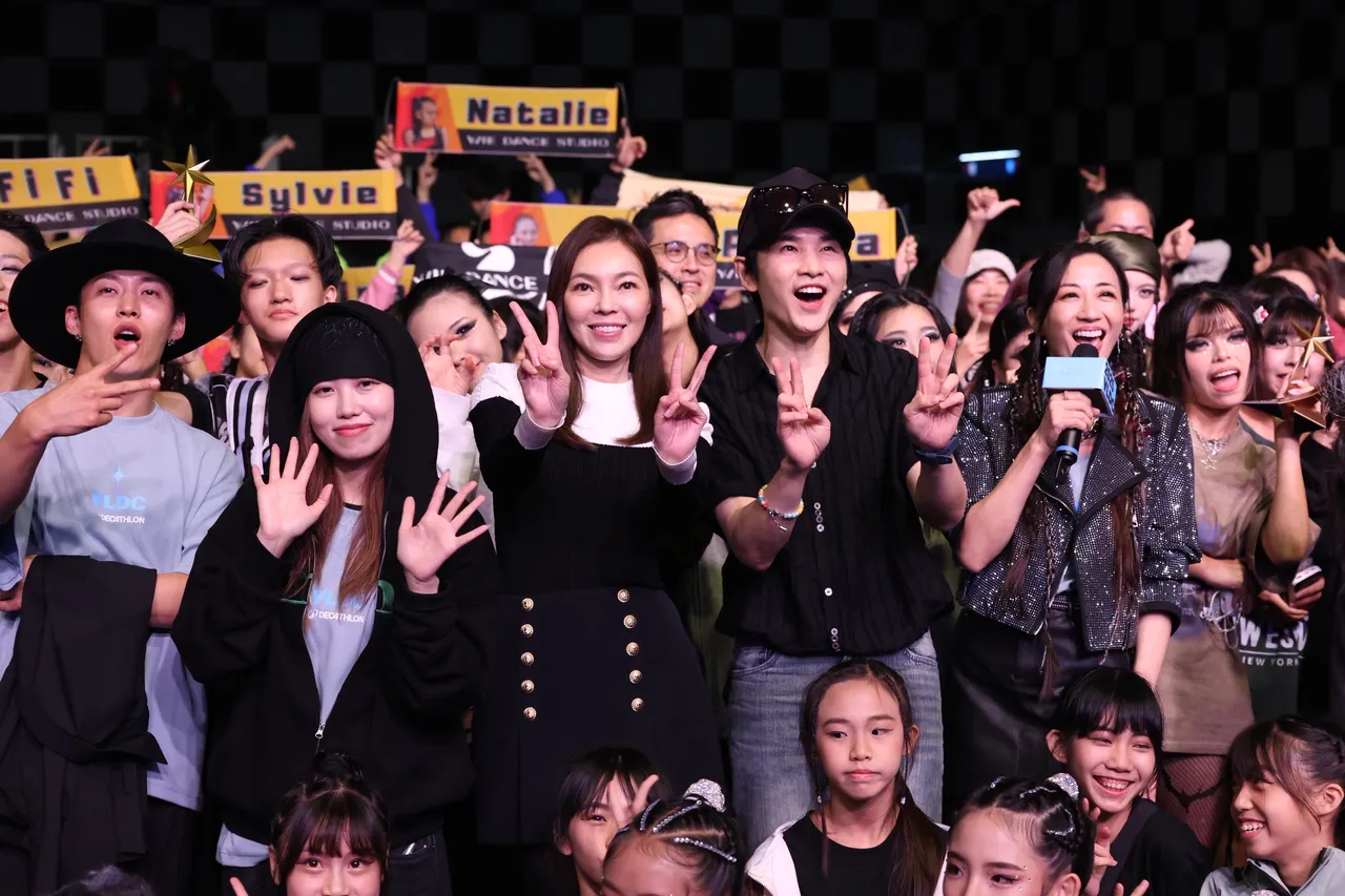 曾馨莹与牛奶与参赛团体开心合影。彭欣伟摄