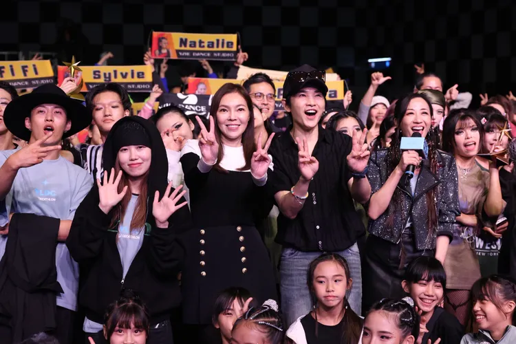 曾馨瑩與牛奶、參賽團體開心合影。彭欣偉攝