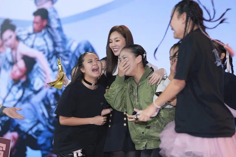 冠軍團體一上台激動大哭。彭欣偉攝