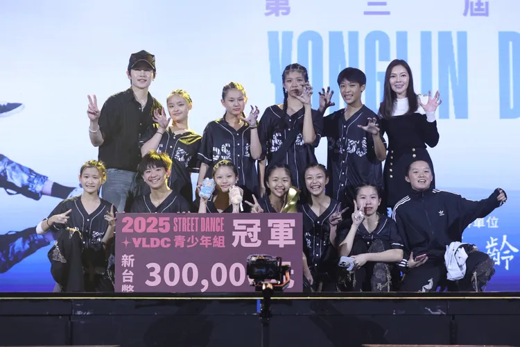 牛奶和曾馨瑩一起頒發冠軍組別。莊宗達攝