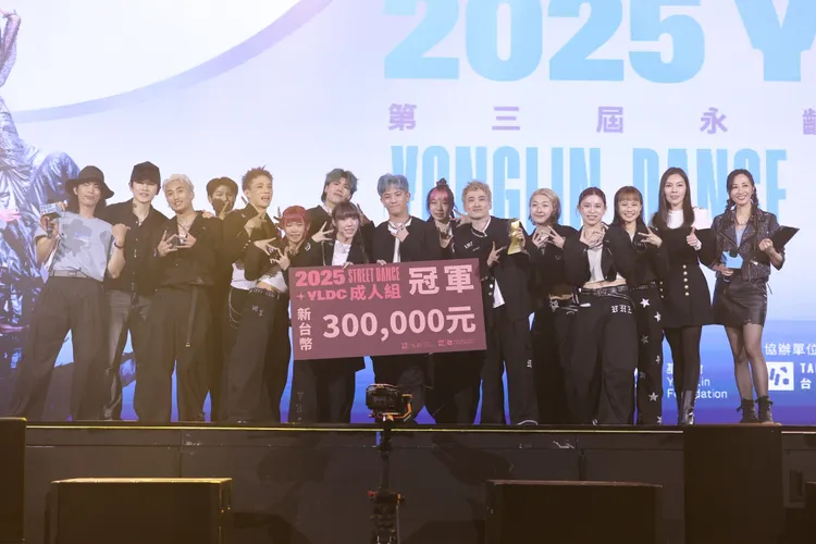 得獎團體開心合影。莊宗達攝