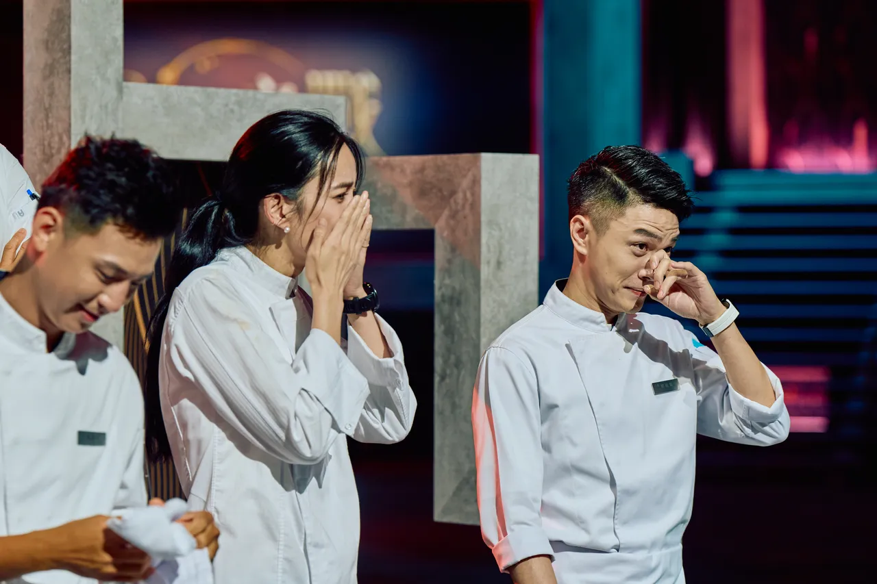 施捷夫（左起）、陈庭妮、陈佑升，本次淘汰结果爆冷门，惹得现场众人泣不成声。华视提供