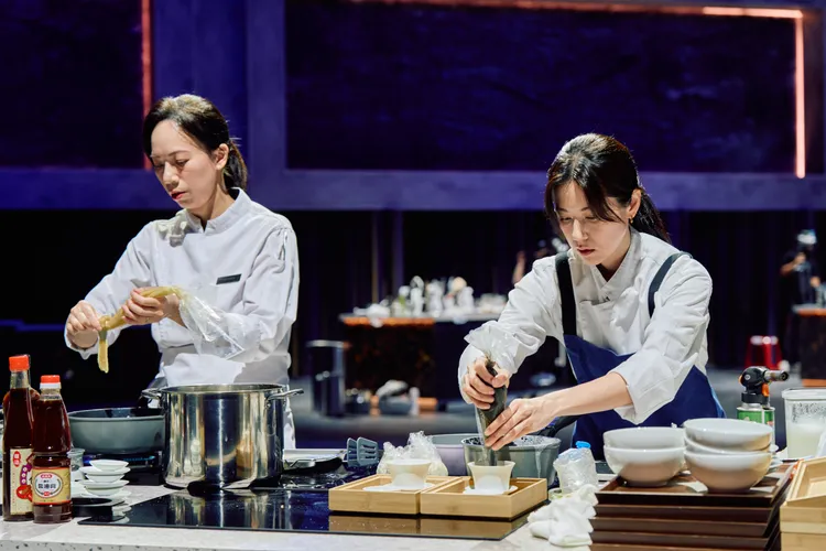 主厨Jessica（左）、林予晞再次联手出击，林予晞自爆试菜试到狂拉。华视提供