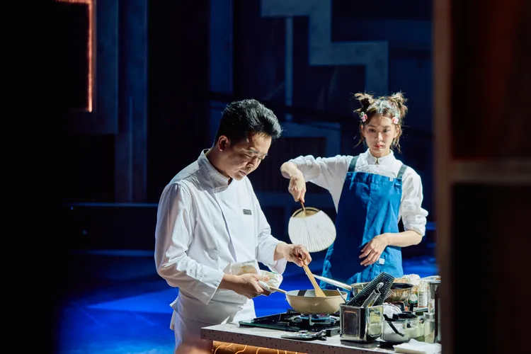 安心亞（右）和主廚 Will高郁皓搭檔，氣氛緊繃。華視提供