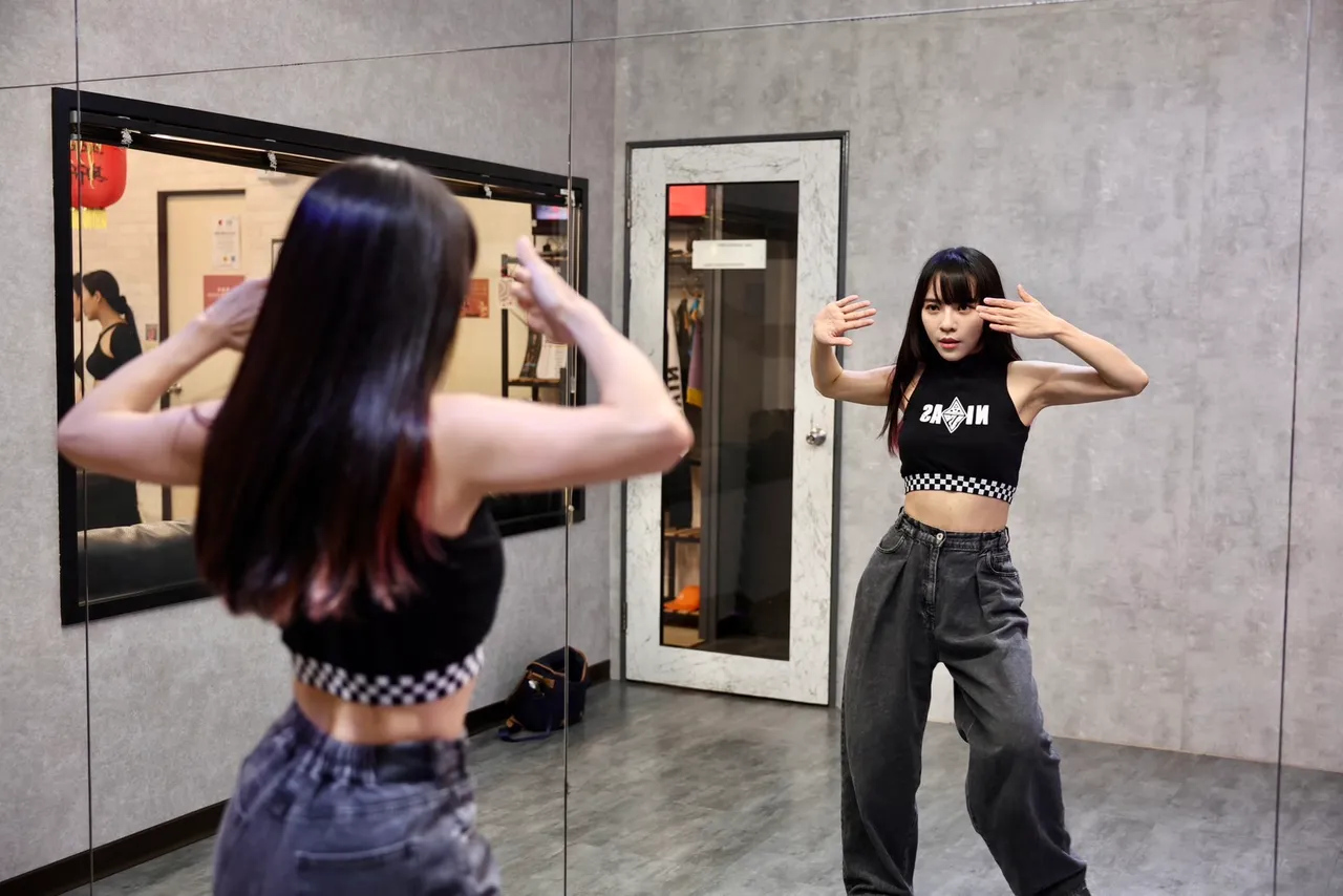 立委黄捷在应援地标流行音乐中心前大跳《THIS IS FOR》，热力应援TWICE子瑜。黄捷服务处提供