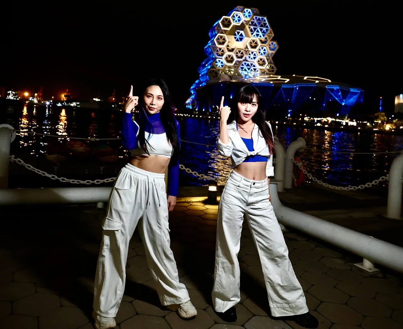 立委黄捷在应援地标流行音乐中心前大跳《THIS IS FOR》，热力应援TWICE子瑜。黄捷服务处提供