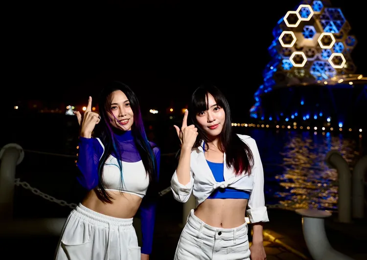 立委黄捷在应援地标流行音乐中心前大跳《THIS IS FOR》，热力应援TWICE子瑜。黄捷服务处提供