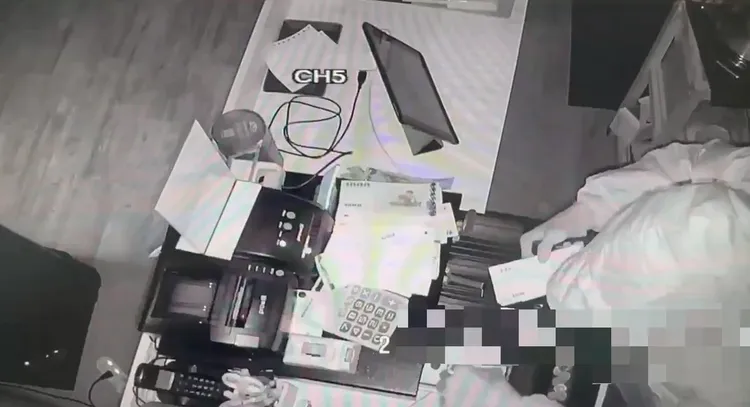 男子搜括收银机内现金。翻摄画面