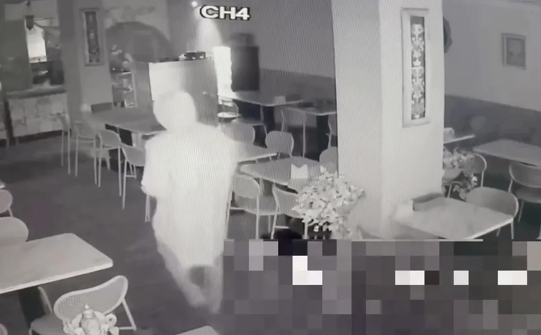 刘男闯入还未营业的印度餐馆。翻摄画面