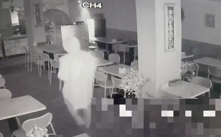 劉男闖入還未營業的印度餐館。翻攝畫面