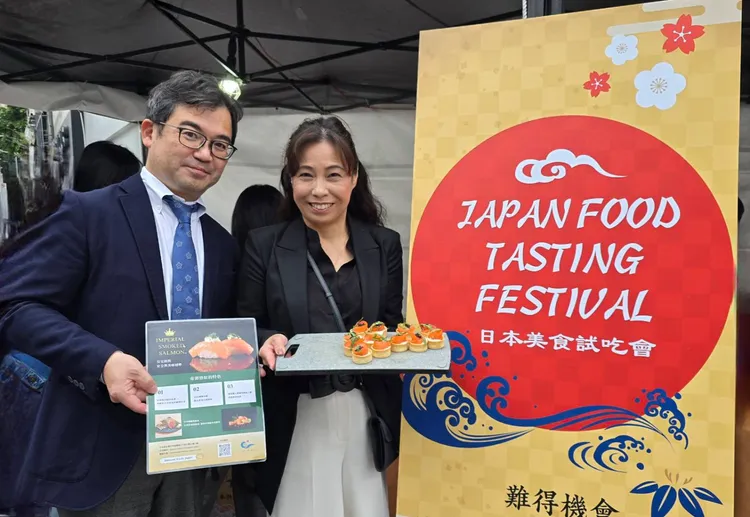  Innovex Trade Japan CEO 佐野優子(右) 與JETRO森馬隆夫11月18日在台北西門町舉辦「日本美食試吃會」，介紹日本皇室級美味鮭魚。。JETRO提供
