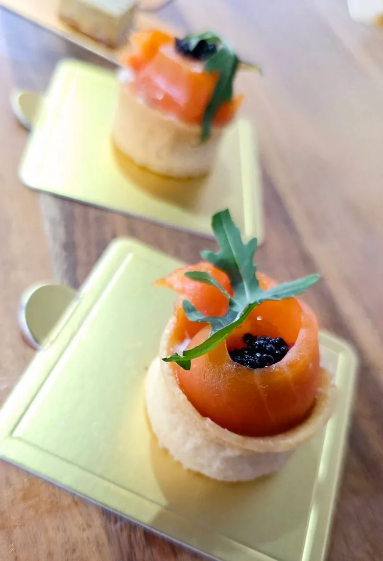 現場展示的燻鮭魚小點。JETRO提供