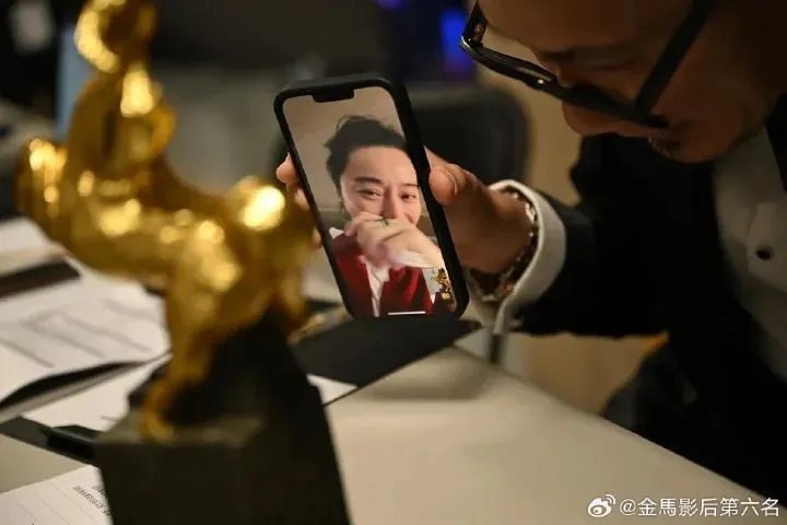 范冰冰和導演視訊，隔空簽收獎盃。翻攝金馬影后第六名微博