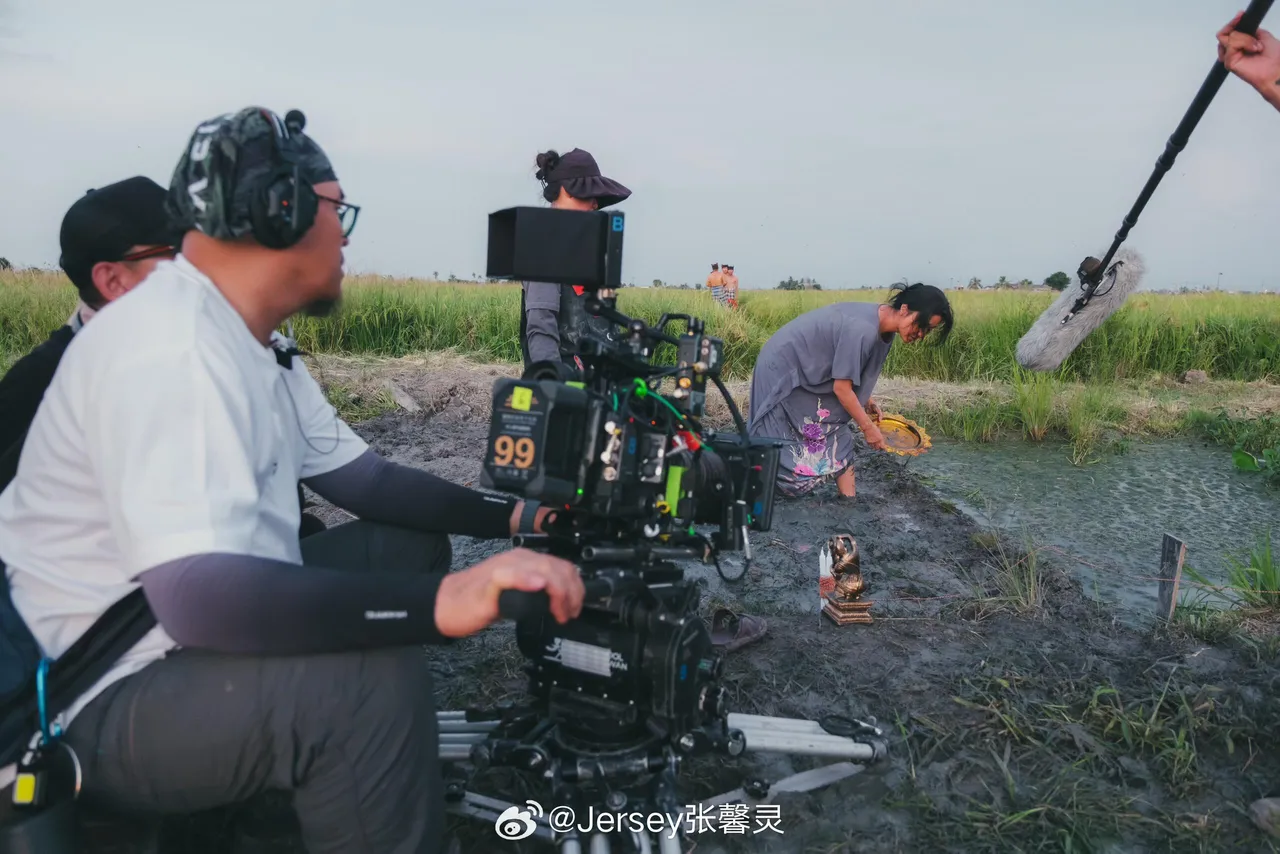 范冰冰拍《地母》下田插秧。翻攝張馨靈微博