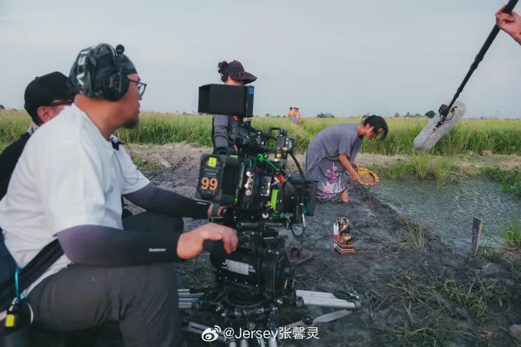 范冰冰拍《地母》下田插秧。翻攝張馨靈微博